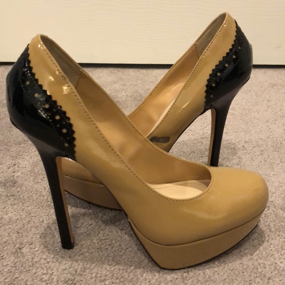 Nude and black high heels - Picture 2 of 3